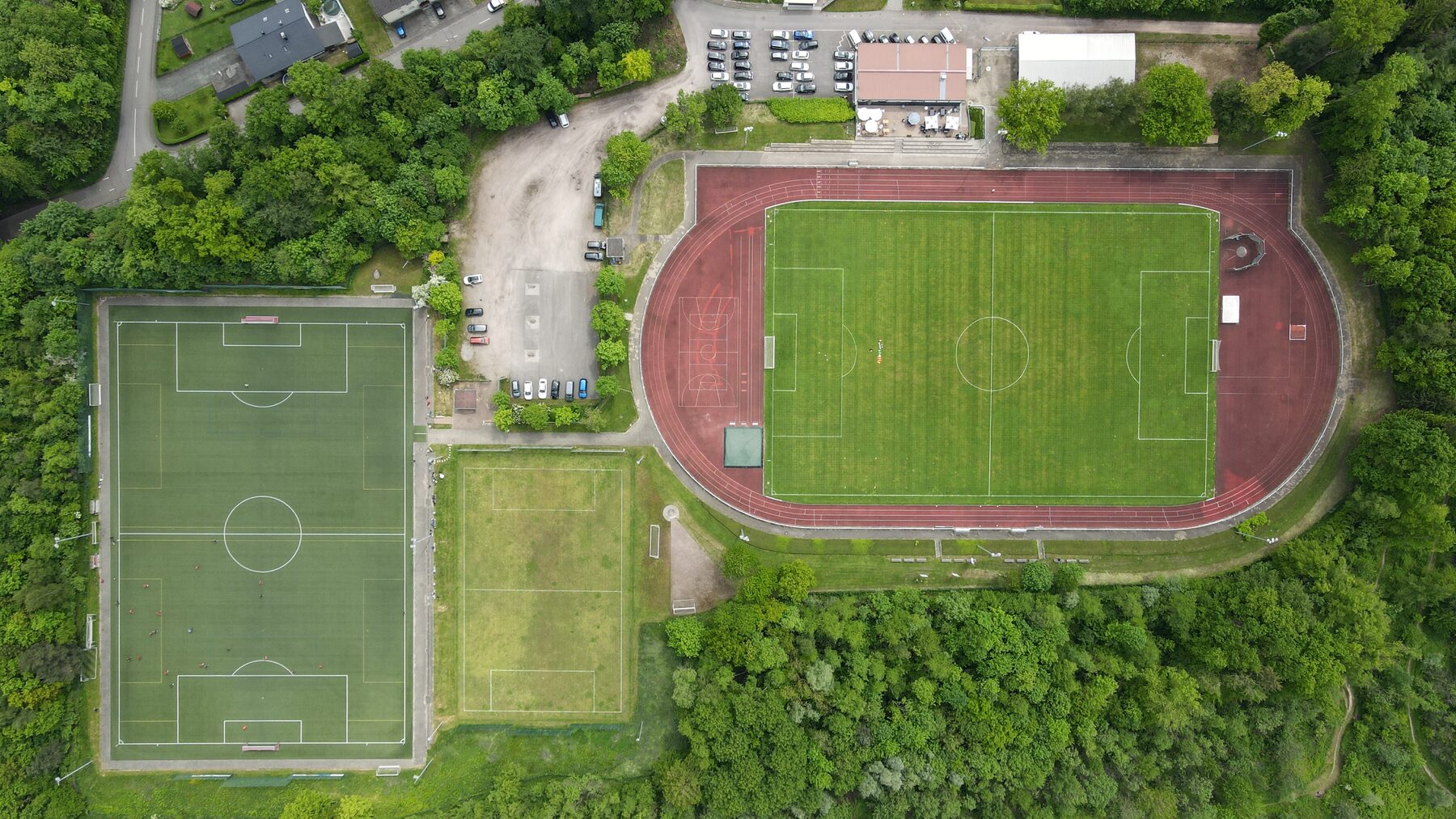 Luftbild des Waldstadions Laufenburg mit Kunstrasen, Naturrasen und Laufbahn